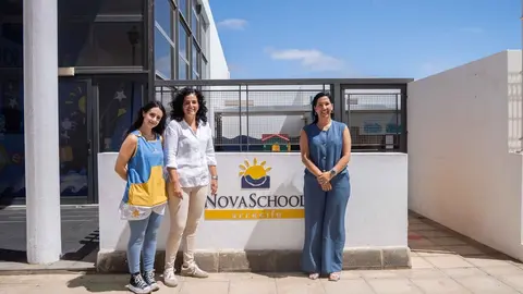 Abigail González junto a una escuela infantil de la capital.