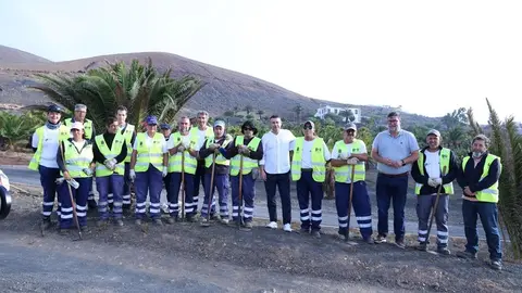 Oswaldo Betancort e Isidro Pérez junto a los operarios de empleo en San Bartolomé.