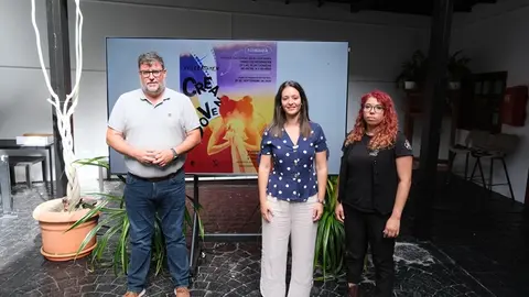 Isidro Pérez, Mónica de León y Adriana Sandec en la presentación del proyecto Crea Joven.