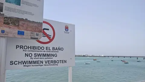 El Ayuntamiento activa el protocolo e instala un cartel que desaconseja el baño en la zona de La Pescadería, en la capital de Lanzarote