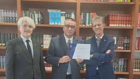 Salvador González, presidente de la Abogacía Española; Lino López, abogado homenajeado y Carlos Enrique Viña, decano del Colegio de la Abogacía de Lanzarote.