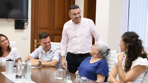 Oswaldo Betancort en la reunión que ha mantenido con las roseteras