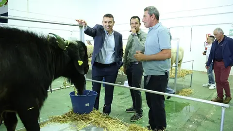 Oswaldo Betancort junto a Omar Viñas observando un ejemplar caprino.