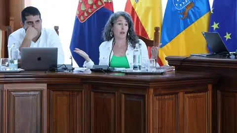 Ariagona González en el pleno del Cabildo de Lanzarote.