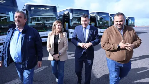 Miguel Ángel Jiménez, María Jesús Tovar, Oswaldo Betancort y Samuel Martín en la presentación de 13 nuevas guaguas.