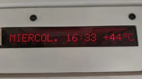 Imagen del panel en el que se anuncia la sorprendente temperatura que se supone que estaban soportando los pasajeros