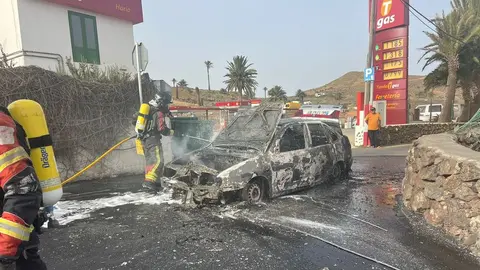 Imagen del vehículo totalmente calcinado a escasos metros de la gasolinera