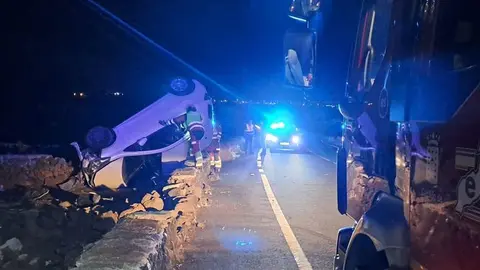 Imagen del momento en el que llegaron los bomberos al lugar del siniestro.