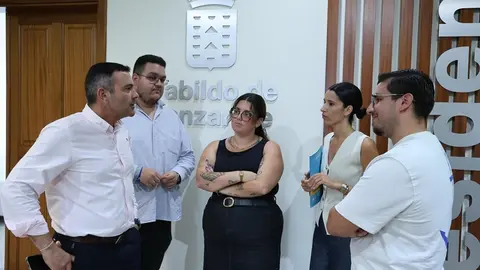 Oswaldo Betancort y Aroa Revelo junto a el Consejo de la Juventud de Canarias.
