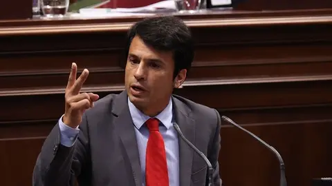 Marcos Bergaz (PSOE) en el Parlamento canario.