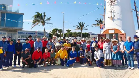 Imagen de la gente que participó en la ofrenda floral de este sábado