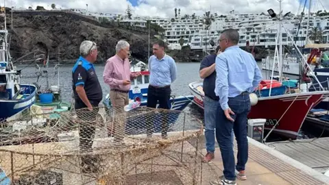 El alcalde socialista de Tías en una imagen de archivo en una zona de Puerto del Carmen con el director general de Puertos Canarios.