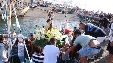 Procesión marítima de la virgen del Carmen en La Santa.