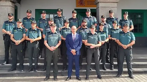 Imagen de la presentación de los nuevos agentes con el director insular.
