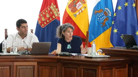 Ariagona González junto a Benjamin Perdomo en el Cabildo de Lanzarote.