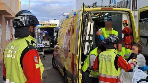 Ambulancias trasladando al menor al Hospital tras precipitarse.