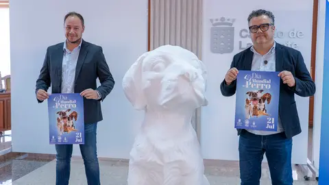 Armando Santana y Ginés González en la presentación de las actividades por el día del perro.