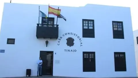 Imagen de la fachada del Ayuntamiento de Tinajo.