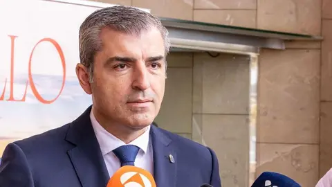 Manuel Domínguez atendiendo a los medios en la puerta del Parlamento de Canarias