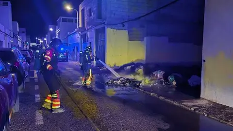 Contenedor totalmente inservible tras la extinción del fuego en Altavista.