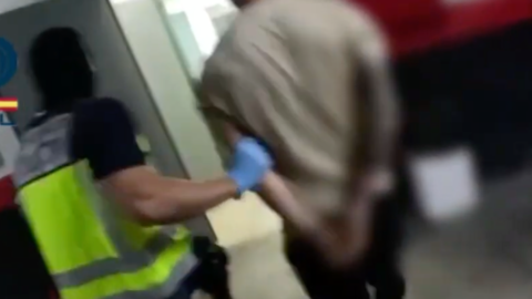 Policía Nacional realizando una detención.