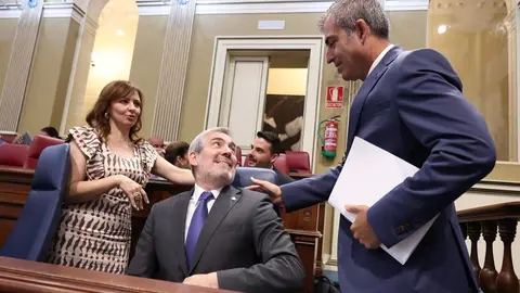 Fernando Clavijo saludando a su compañero en el Gobierno autonómico Manuel Domínguez.