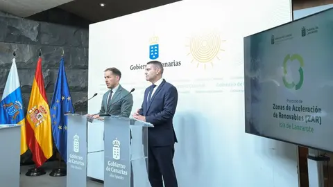 El consejero de Transición Ecológica y energía, Mariano H. Zapata, junto a Oswaldo Betancort.