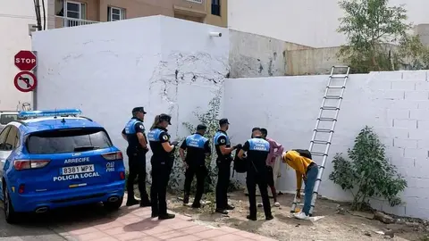 Momento de la actuación de los agentes en la zona que quería ser ocupada