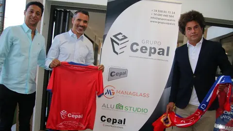 Momento de la presentación del nuevo entrenador rojillo.