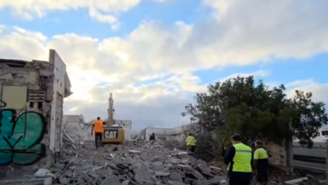 Operarios del Ayuntamiento de San bartolomé realizando las labores de derribo de los restos de la discoteca Maui.