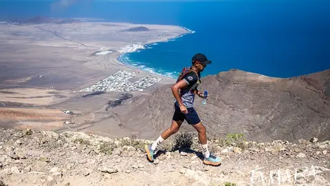 Imagen de un corredor durante la Famara Total.