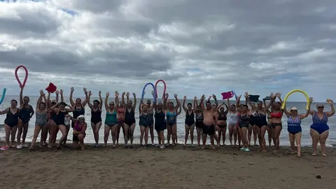 Mayores disfrutando de las actividades de AQUABEACH en Playa Honda.