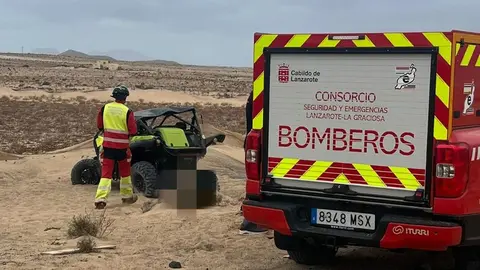 Imagen del vehículo accidentado cuando llegaron los bomberos.