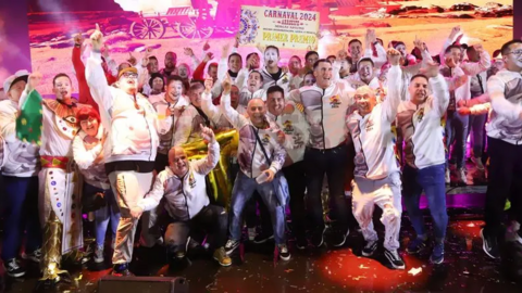 Componentes de la murga Los Tabletuos celebrando el primer premio del concurso de 2024.