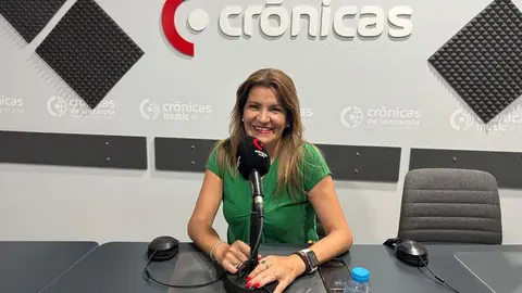 María Tovar en el estudio de Crónicas Radio.