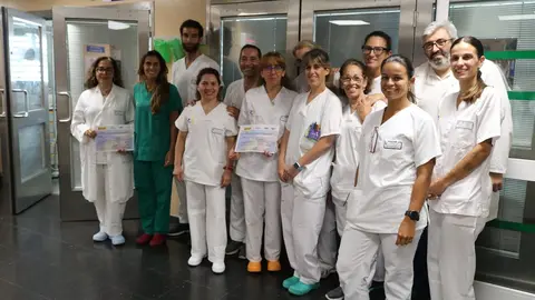 Parte del equipo recogiendo el certificado que acredita la calidad en su servicio.