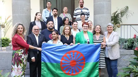 La presidenta del Parlamento con los representantes de la Comunidad Gitana en Canarias.