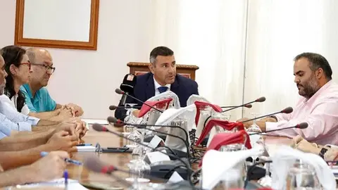 Oswaldo Betancort en una reunión del Gobierno del Cabildo de Lanzarote. 
