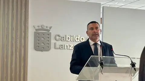 Oswaldo Betancort durante su comparecencia ante los medios de comunicación.