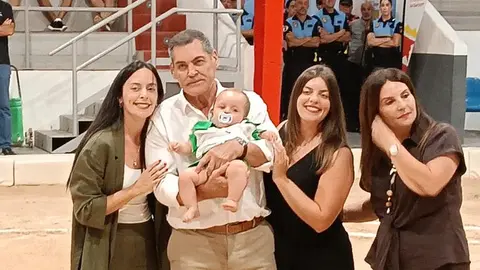 El homenajeado con su esposa, sus hijas y un nieto que se presentó ya con la ropa de brega del San Bartolomé
