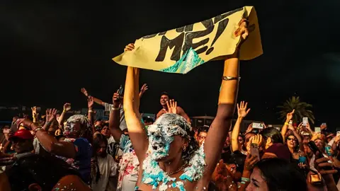 Una de las personas que recibió uno de los famosos tartazos del DJ.