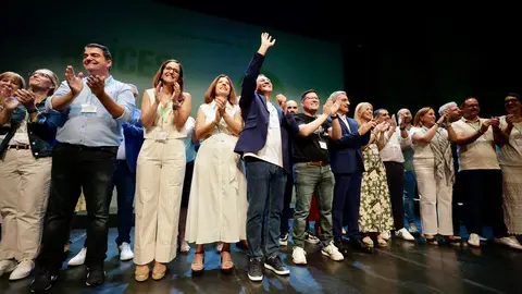 Luis Campos saluda tras su elección arropado por sus compañeros