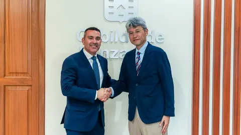 Oswaldo Betancort junto al cónsul de Japón Shinji Yamada