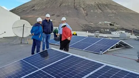 Isidro Pérez junto a unos paneles solares en San Bartolomé