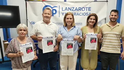 La presidenta insular, Astrid Pérez, y la secretaria insular, María Tovar, junto al responsable del PP de Tinajo, Ramón Ortiz, Carmen Camiñas y José Pérez.