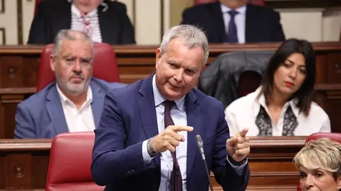 Chano Franquis en el pleno del Parlamento de Canarias.