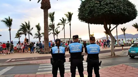 Policía Local en la avenida de Puerto del Carmen.