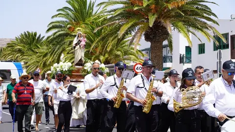 Procesión terrestre de las fiestas de Arrieta.