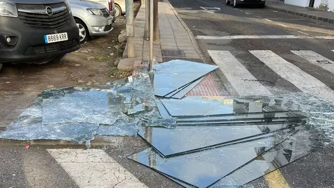 Imagen de las planchas de cristal en el paso de peatones de la calle Mosta de Altavista.