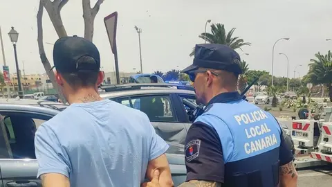 El detenido por la Policía Local de Arrecife, autor de este accidente grave con un coche robado.
